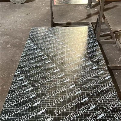 Меламиновият филм е изправен пред шперплат